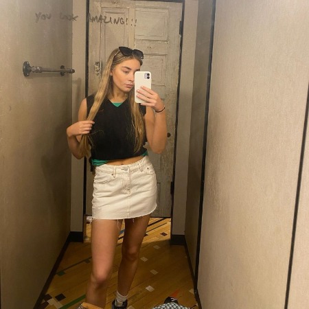 picture of Silvie Furneaux taking a selfie.